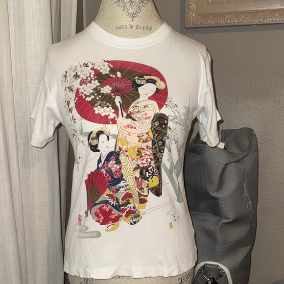 Tops - Women's White red black Graphic Asian theme artsy shortsleeve Tee Medium shirt